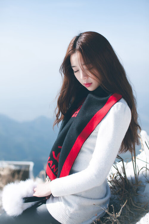 九游电竞站-克罗地亚骑手吉塔·日特科维奇在2024年国际马术联合会世界障碍赛中以“Rain in Otago”马匹获得第九名，表现出色。